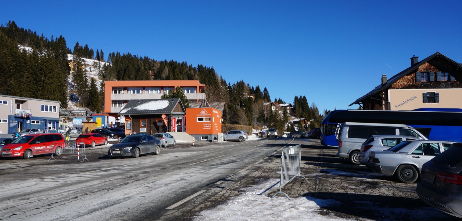 Skischulgebäude und Zufahrt im Ortskern am Klippitztörl