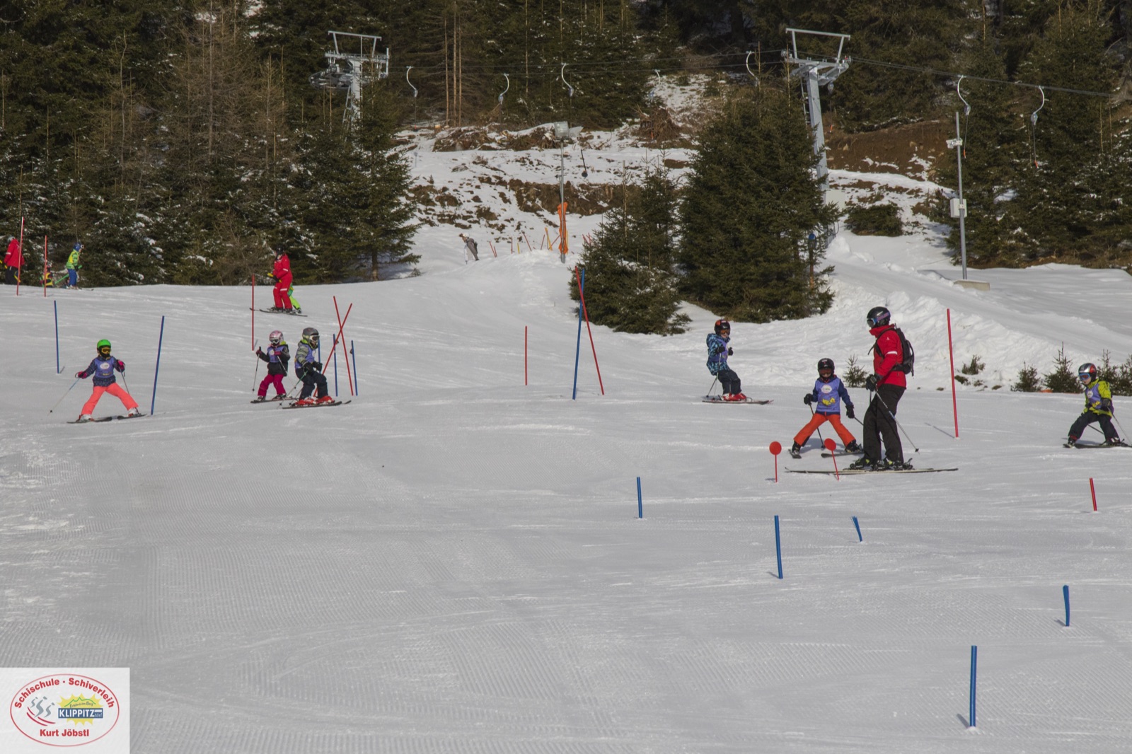 Skifahrer und Skilehrer im Übungsgelände am Klippitztörl