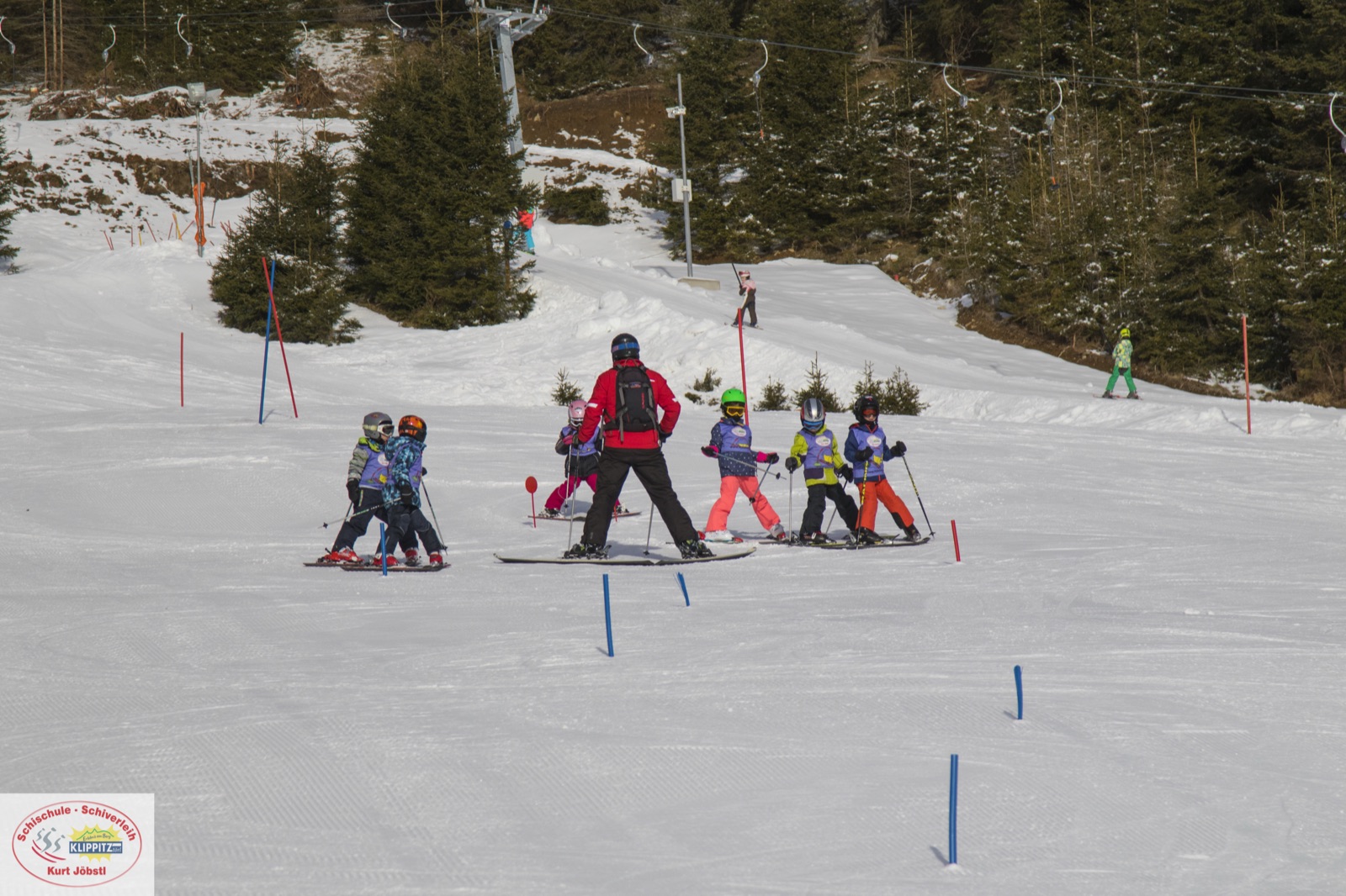Skilehrer mit einer Kindergruppe im Übungsgelände am Klippitztörl