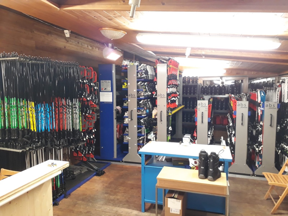 Ski, Stöcke und Schuhe im Verleihraum