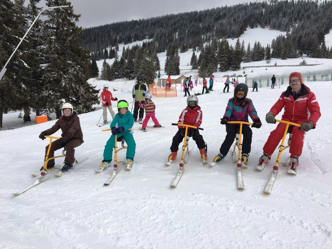 Gruppe mit Snowbikes vor dem Übungsgelände